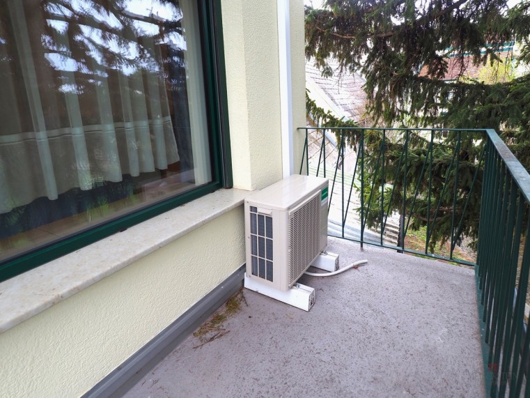 Balkon mit Klima Außengerät